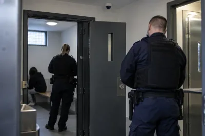 Polis frias efter att 17-åring skadats i arrest