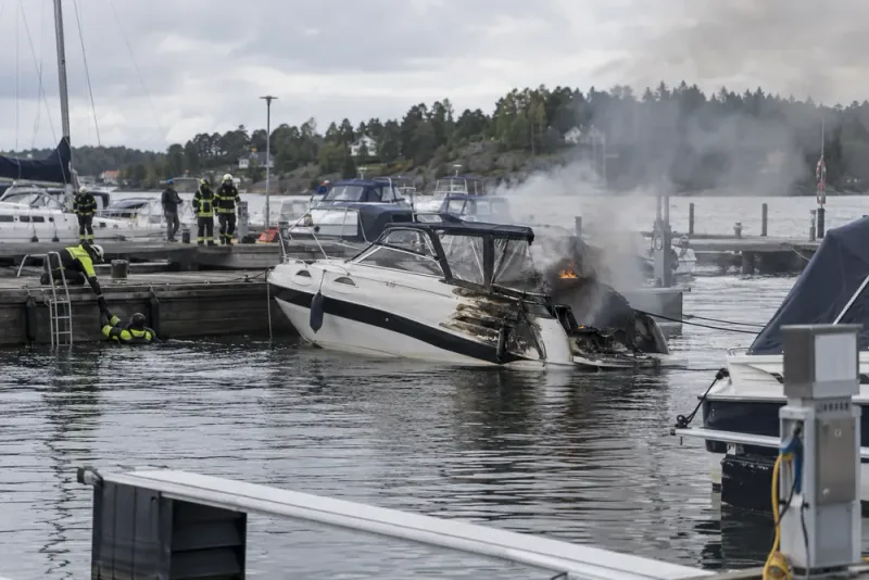 Båtmotor exploderade i hamn i Täby