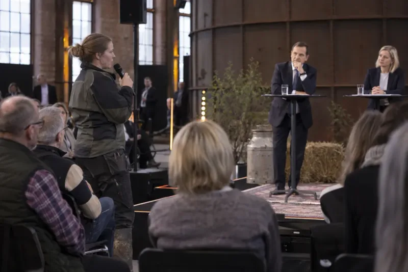 Mjölkbonde pressar partiledare om svensk mat