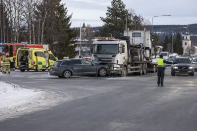 En till sjukhus efter krock på E45
