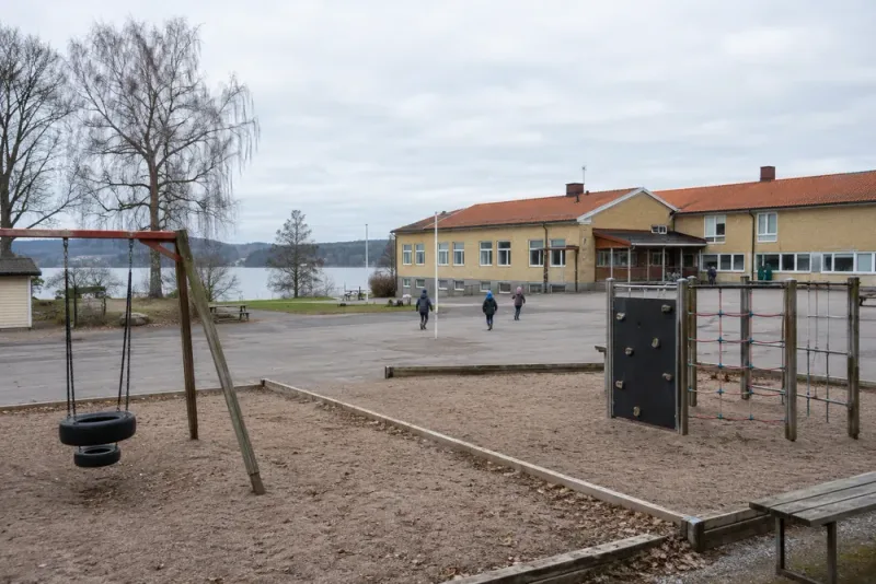 Moderaterna vill öronmärka pengar till skolgårdar