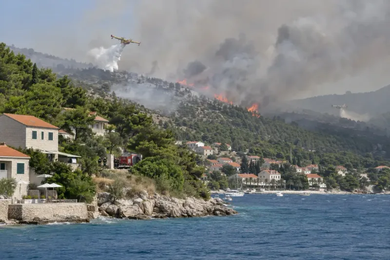 Branden på Brač hotar orter och turistområde