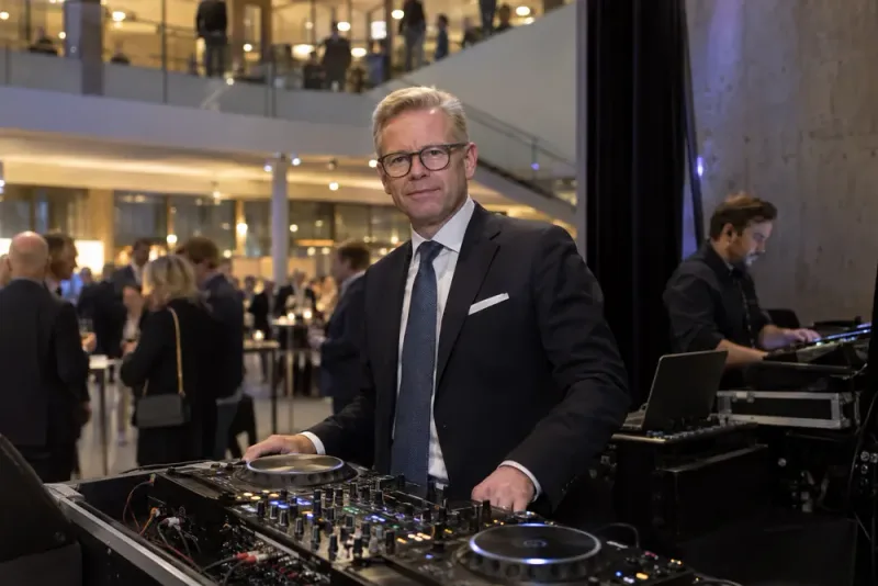 Jan Jönsson låtsades DJ på valvaka i Stockholm