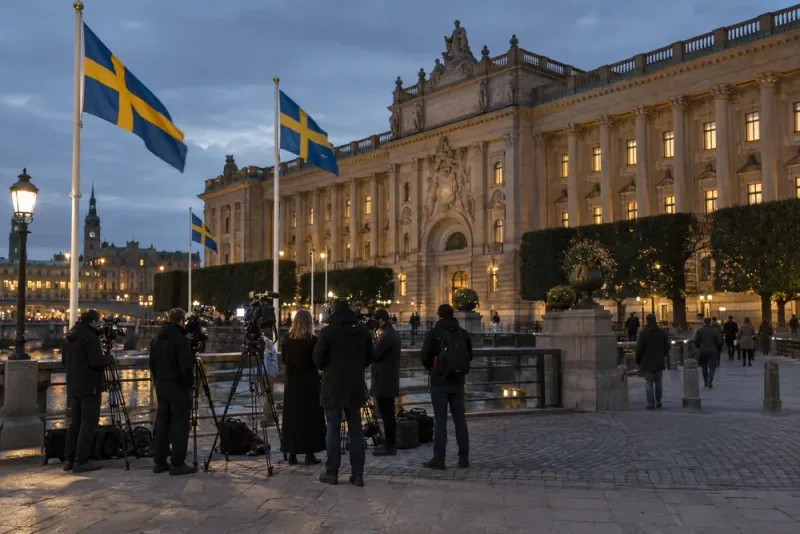 Omvärlden fokuserar på jämnt svenskt regeringsval