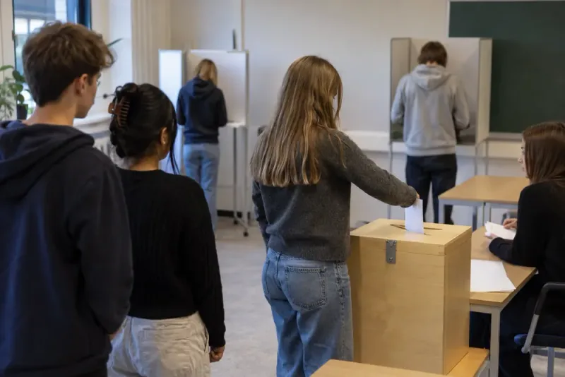 Moderaterna dominerar skolvalet – SD backar mest