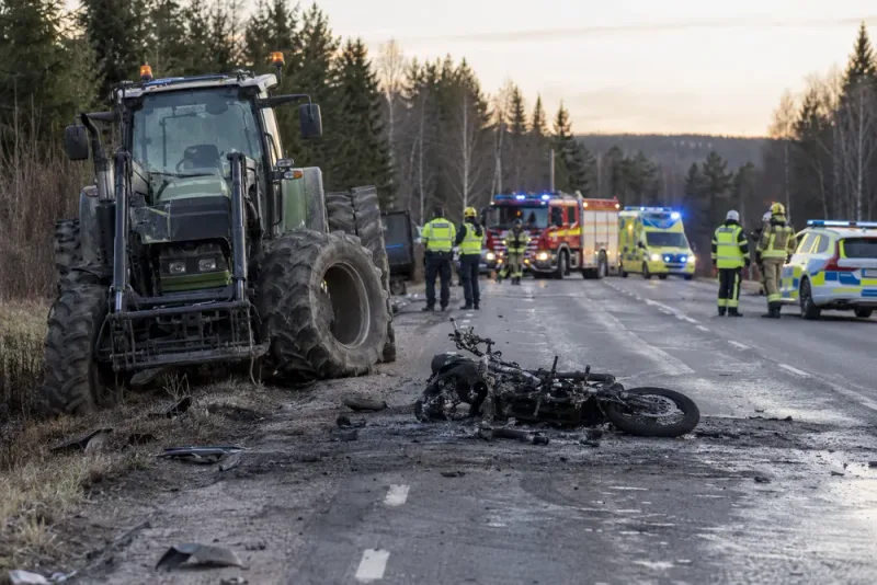 Motorcyklist omkom efter kollision med traktor