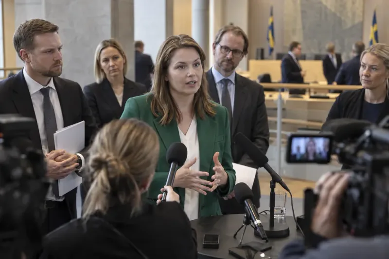 Centerpartiet öppnar för bredare regeringsförhandlingar