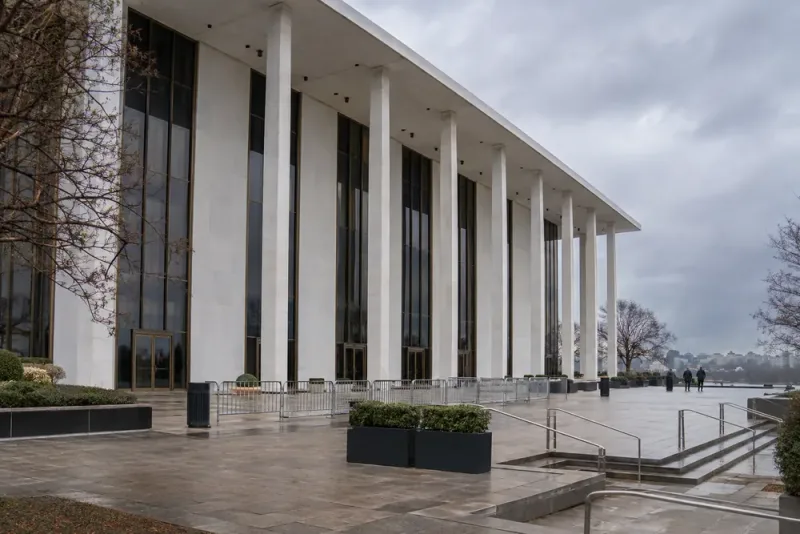 Domare stoppar Trump-namn på Kennedy Center