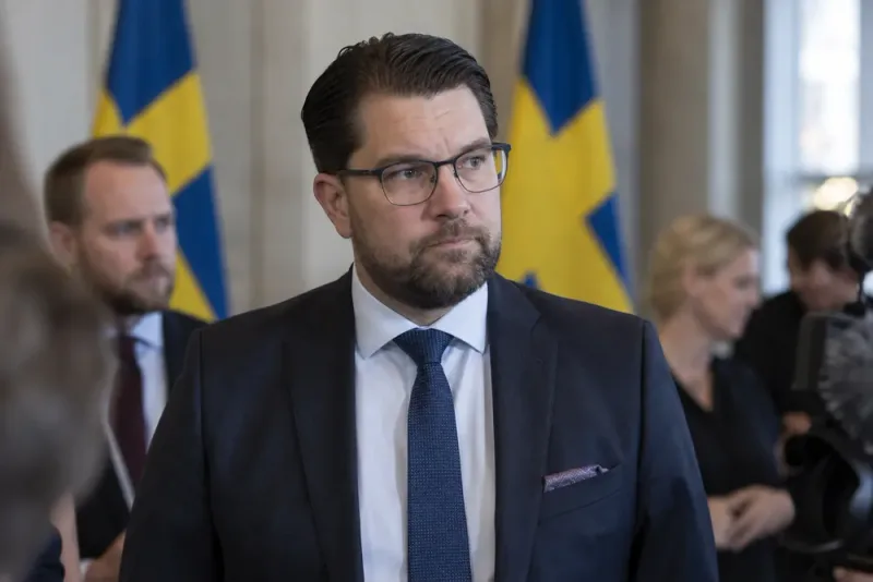Åkesson sitter kvar trots SD historiska tillbakagång