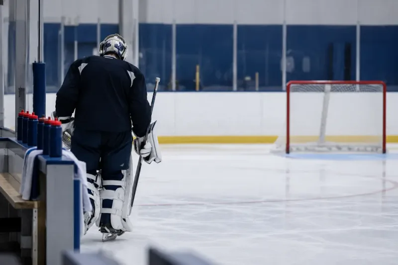 Connor Hellebuyck väntas utebli från lägret