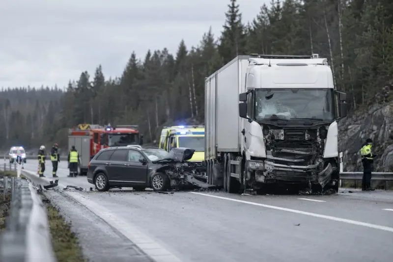 Kvinna omkom efter kollision med lastbil på E18