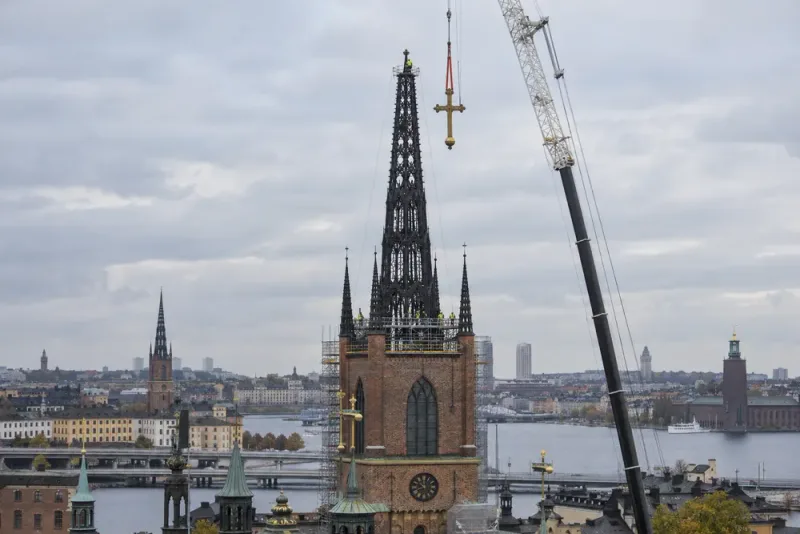 Riddarholmskyrkans 115 ton tunga spira monteras ned