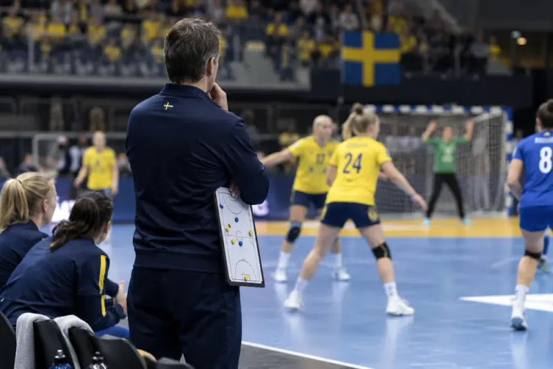 Tomas Axnér lämnar dubbelrollen i sommar
