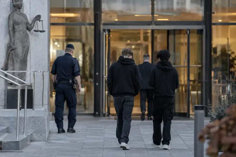Två 16-åringar inför rätta för 14 brottspunkter