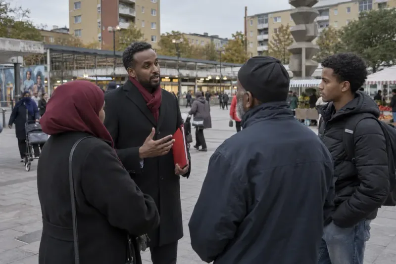 Ilyas Hassan lyfts efter Vänsterpartiets framgång i Järva