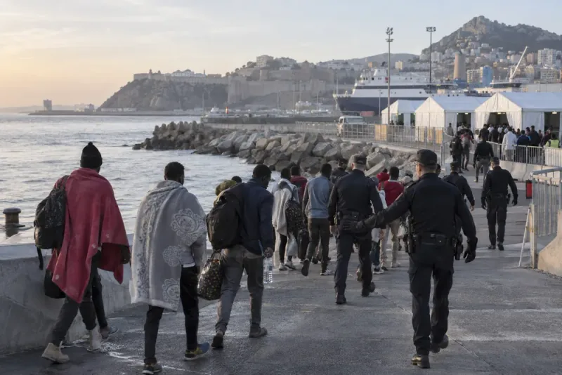 Hundratals migranter flyttas från stränder i Ceuta