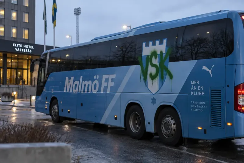 Malmö FF:s spelarbuss vandaliserades i Västerås