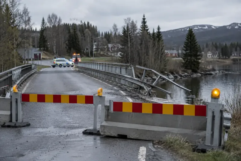 Räckesskada stänger Tossöbron efter nattlig olycka