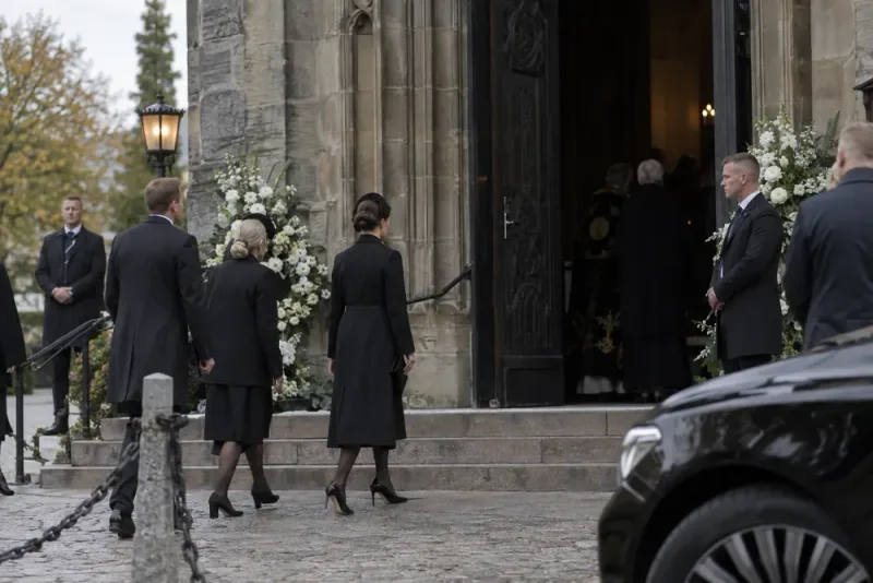 Victoria ensam svensk kunglig vid prinsessan Astrids begravning