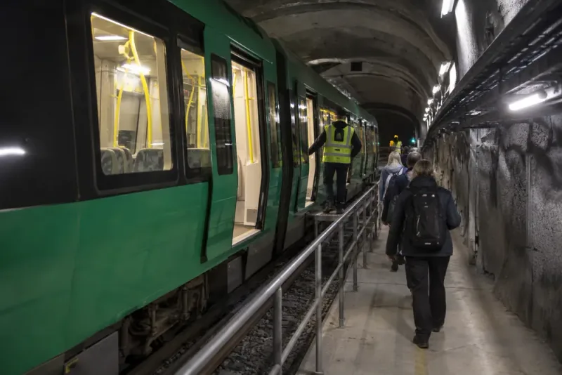 Tunnelbanetåg evakuerades efter vagnfel vid Fridhemsplan