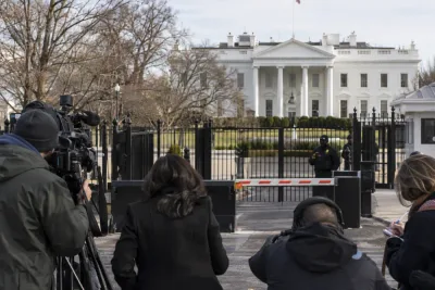 Medier stämmer Trump efter portning från Vita huset