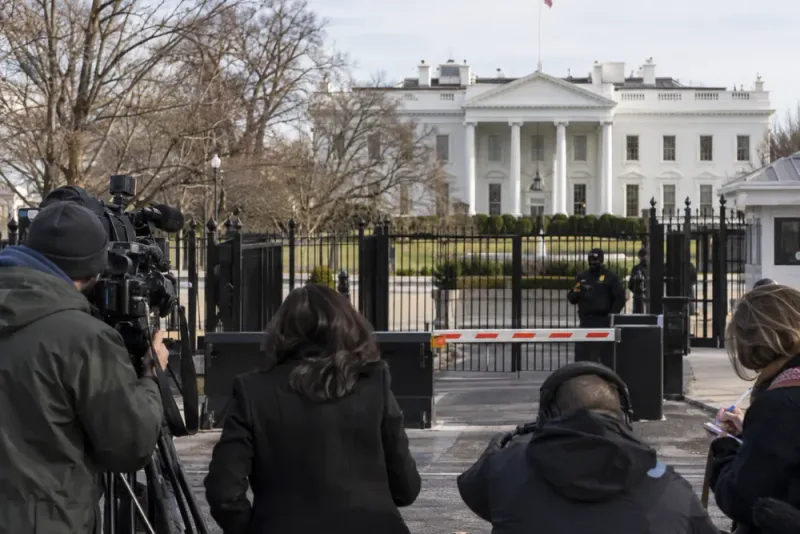 Medier stämmer Trump efter portning från Vita huset