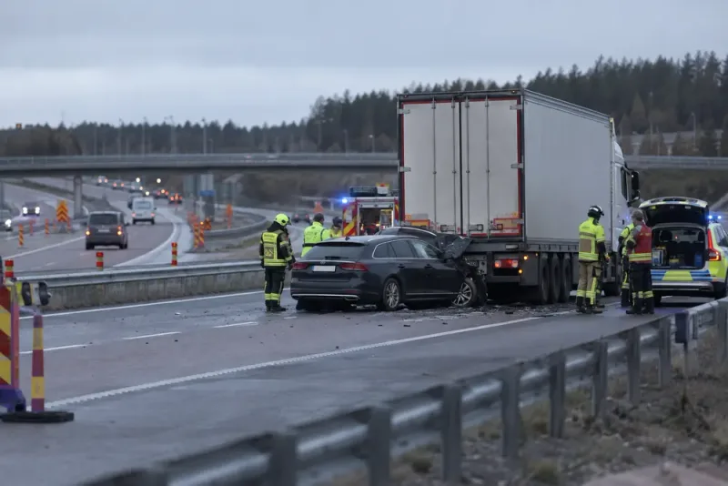 Bil körde in i lastbil på E4