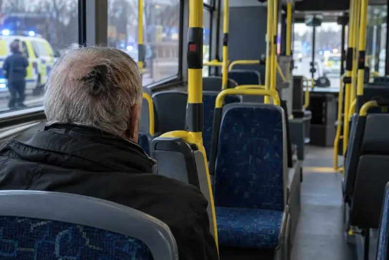 Man frikänns efter att ha tänt eld på bussresenär