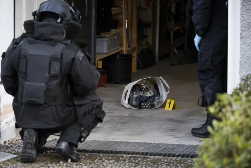 Två män döms efter livsfarlig bomb i garage