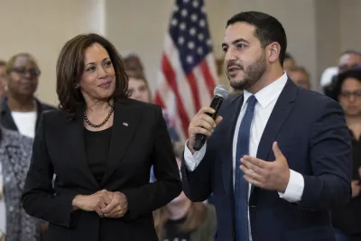 Kamala Harris kampanjar med Abdul El-Sayed i Michigan