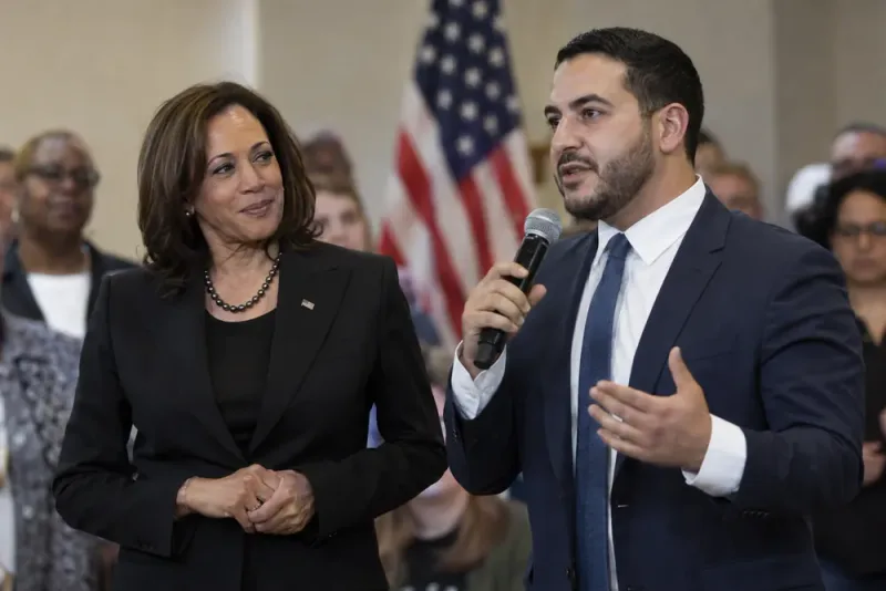 Kamala Harris kampanjar med Abdul El-Sayed i Michigan