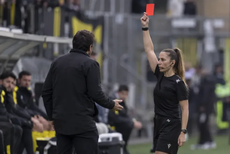 Federico Higuaín får sparken efter domarincident
