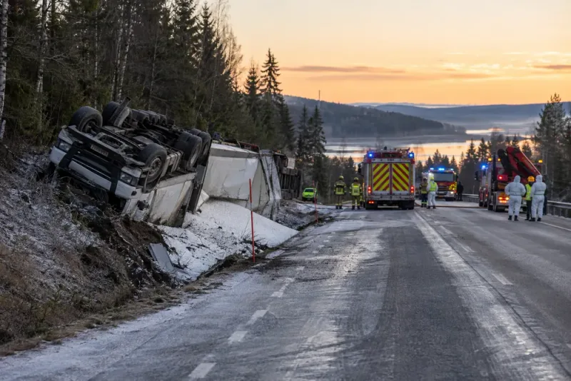 Ammoniumnitrat läcker efter lastbilsolycka i Timrå