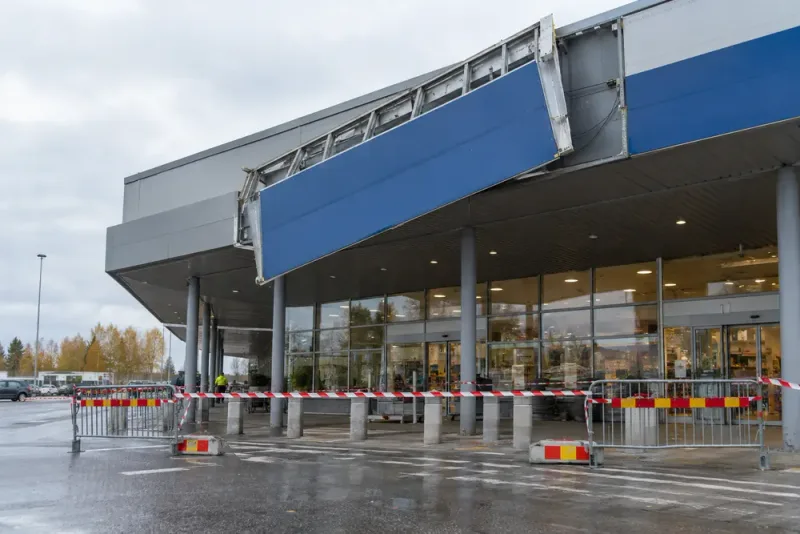 Stor butiksskylt lossnar – entrén avspärrad
