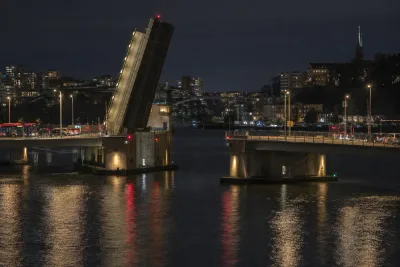 Liljeholmsbron fastnade – trafiken stoppades helt