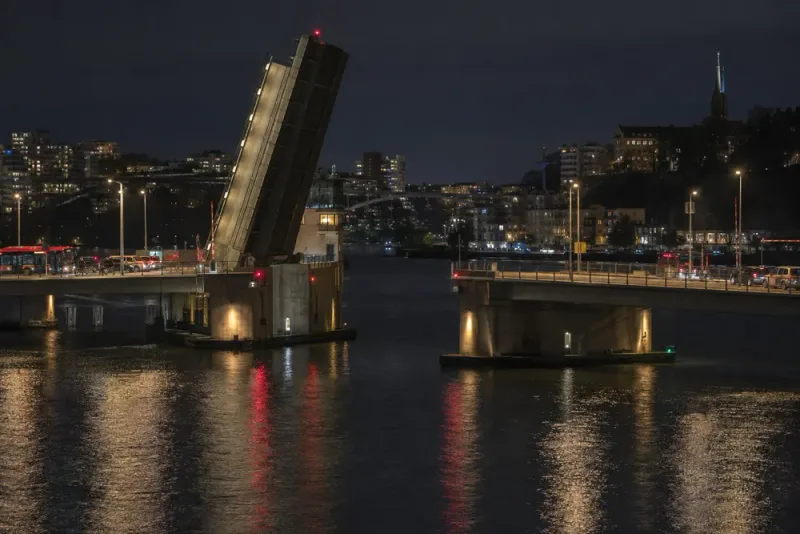 Liljeholmsbron fastnade – trafiken stoppades helt