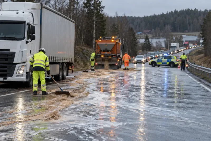 1000 liter linoljesåpa stängde av riksväg 41