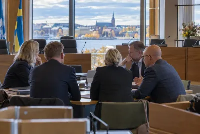 S, V och MP söker stöd efter tappad majoritet