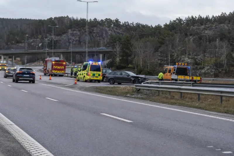 Person till sjukhus efter krock på E6