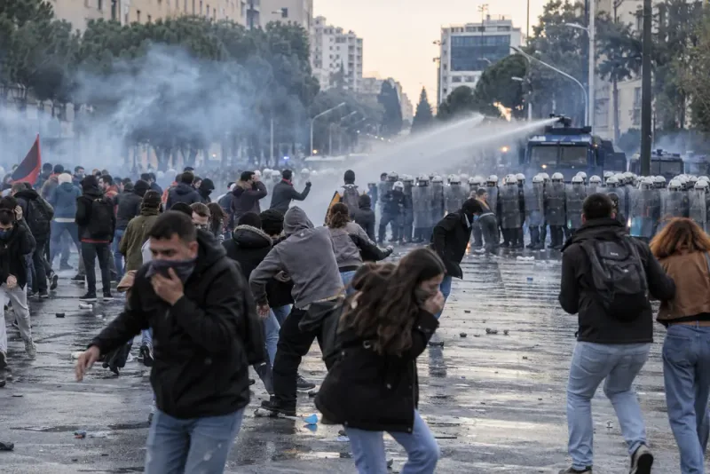 500 frihetsberövade efter våldsamma protester i Albanien