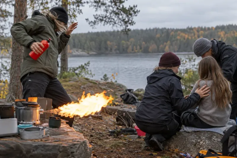 Elev fick brännskador när lärare fyllde på brinnande stormkök