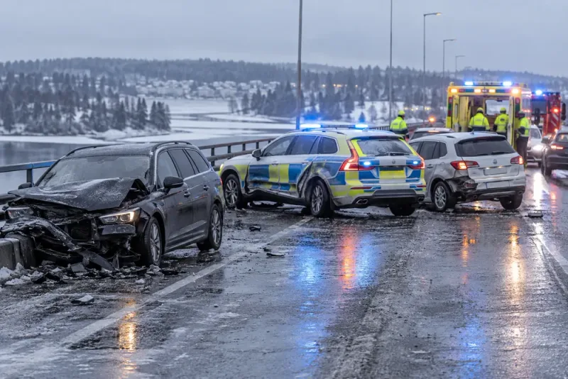 Polis skadad i seriekrock – förare misstänks för brott