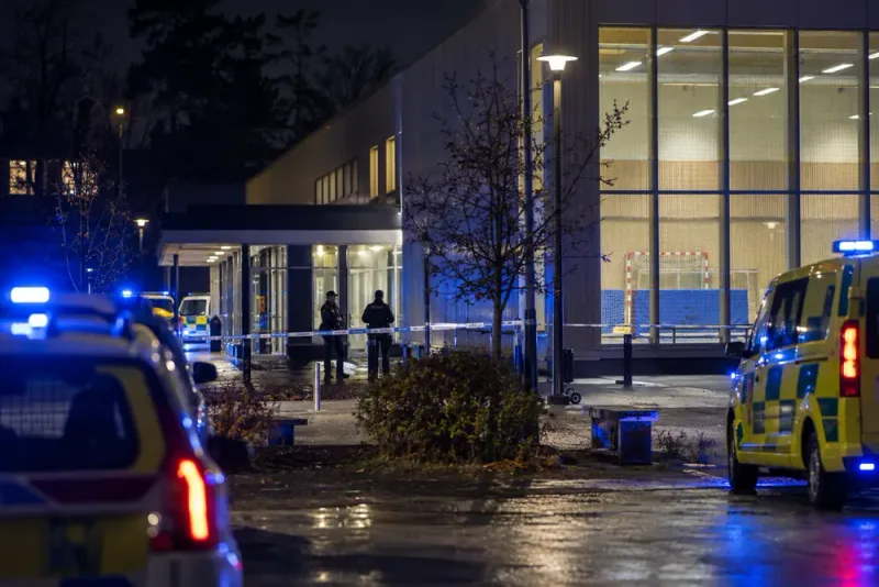 Kvinna livshotande skadad i skjutning – två tonåringar anhållna