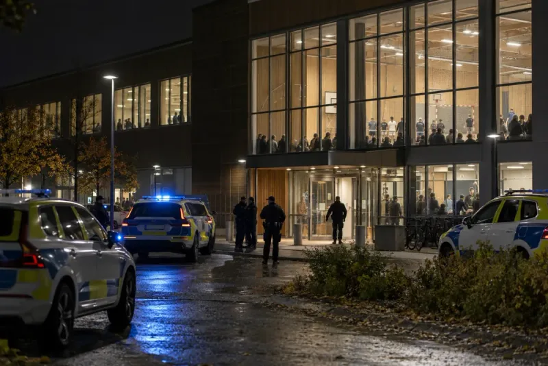 Två anhållna efter skjutning – hundratals hölls kvar i idrottshall