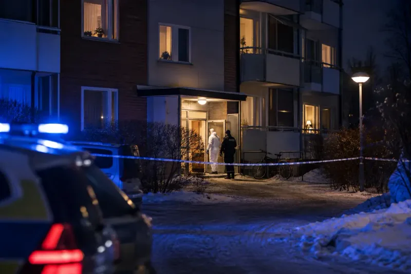 Man död efter våld i lägenhet – en anhållen