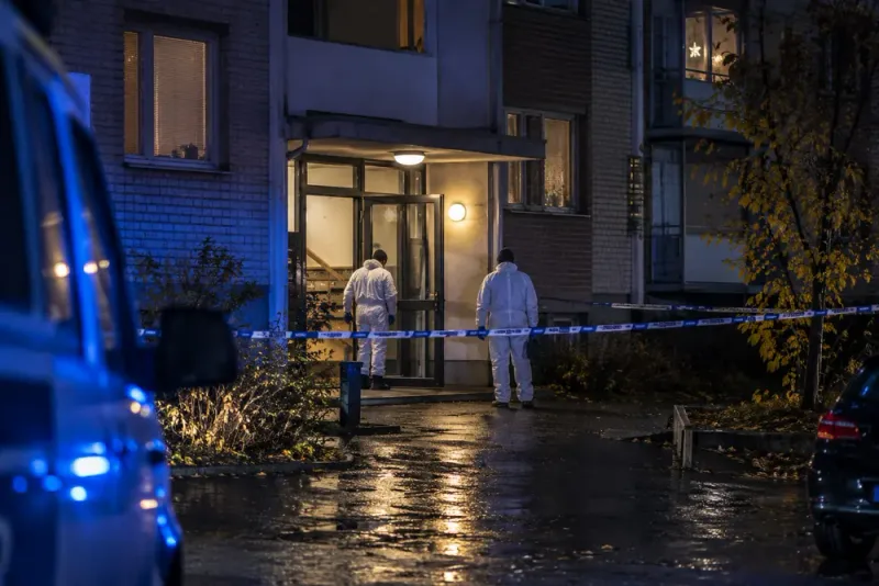 En man död efter lägenhetsvåld – två män misstänks för mord