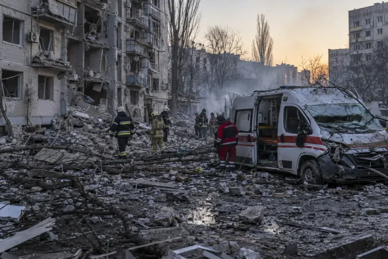 Ambulansförare dödad under nytt ryskt flyganfall i Cherson