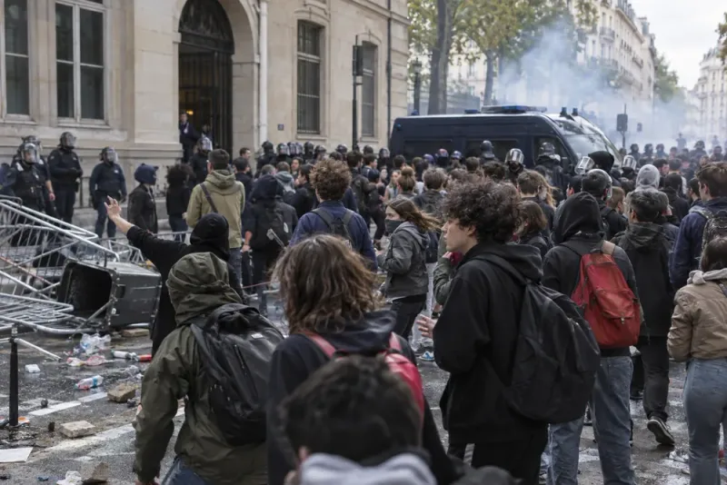 Våldsamma skolprotester sprids – hundratals gripna i Europa