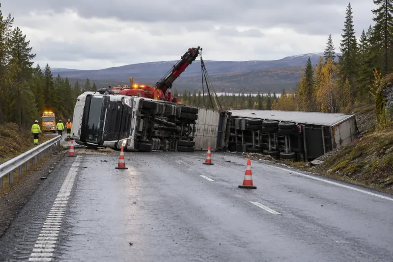 Vält lastbil blockerade E45 – bärgning försenades