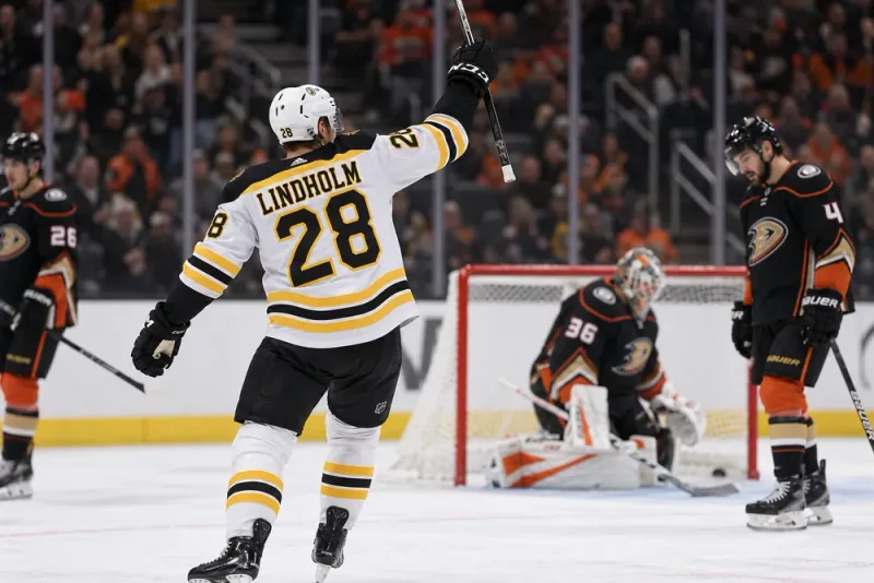 Elias Lindholm avgjorde när Boston tog fjärde raka